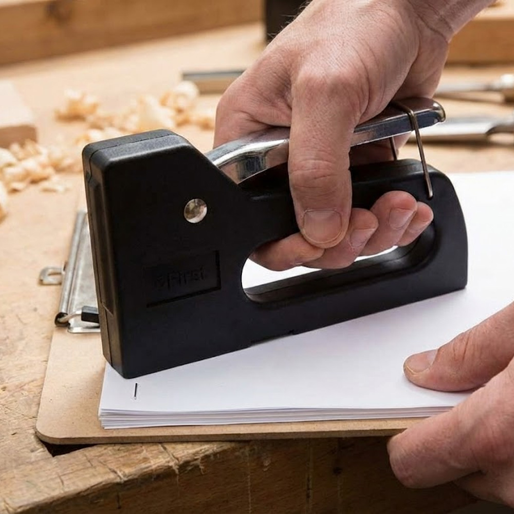 Grampeador Tapeceiro Plástico Preto com Alavanca Metálica Manual