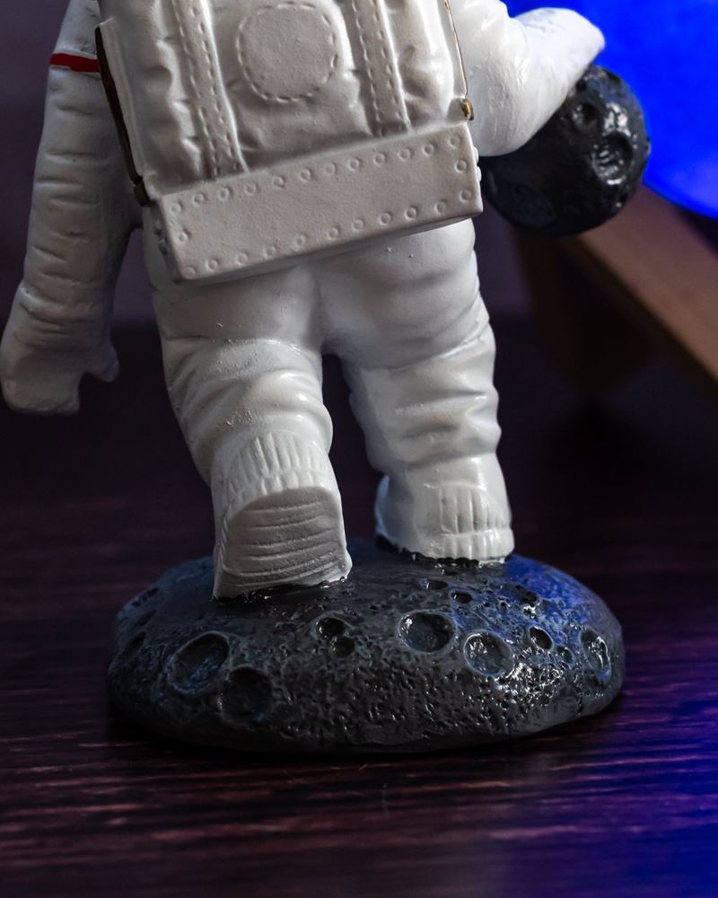 Estátua Astronauta Nasa Basquete Enterrada Lua