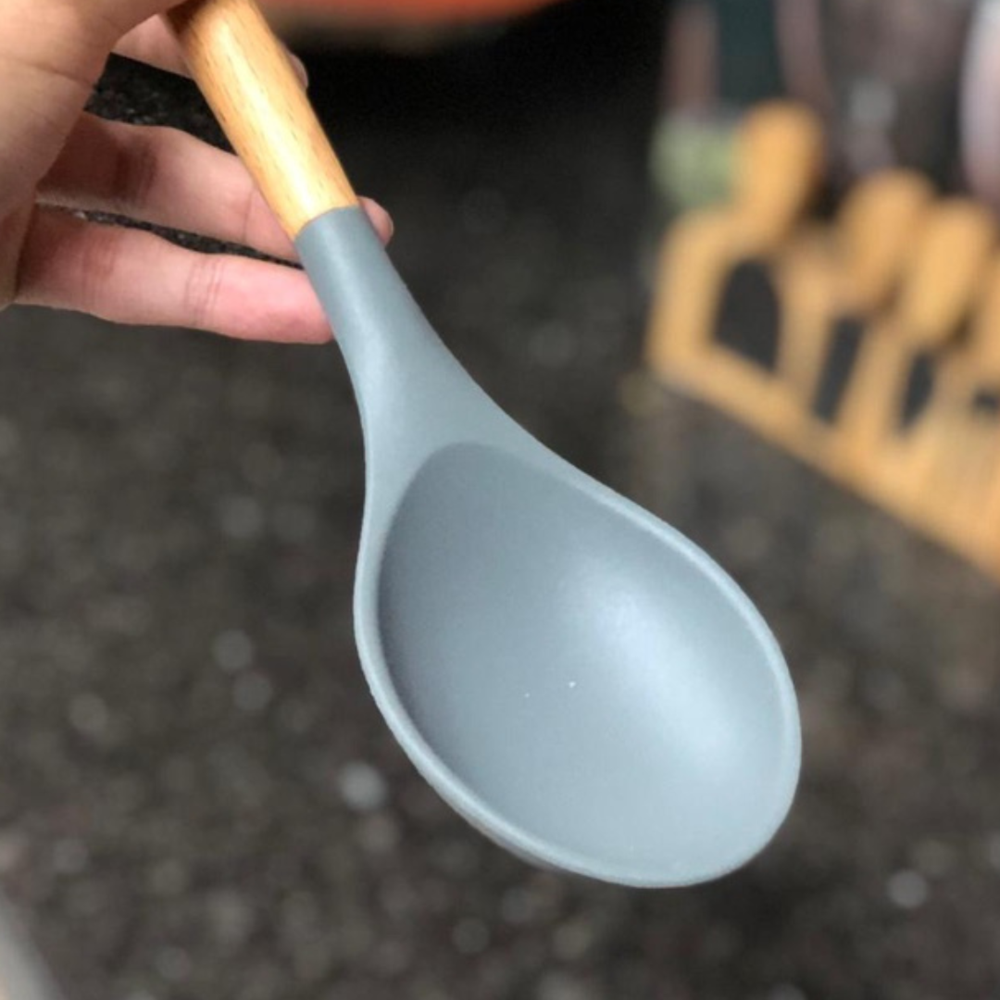 Colher de Silicone Cinza 31cm Cabo de Madeira Livre de BPA