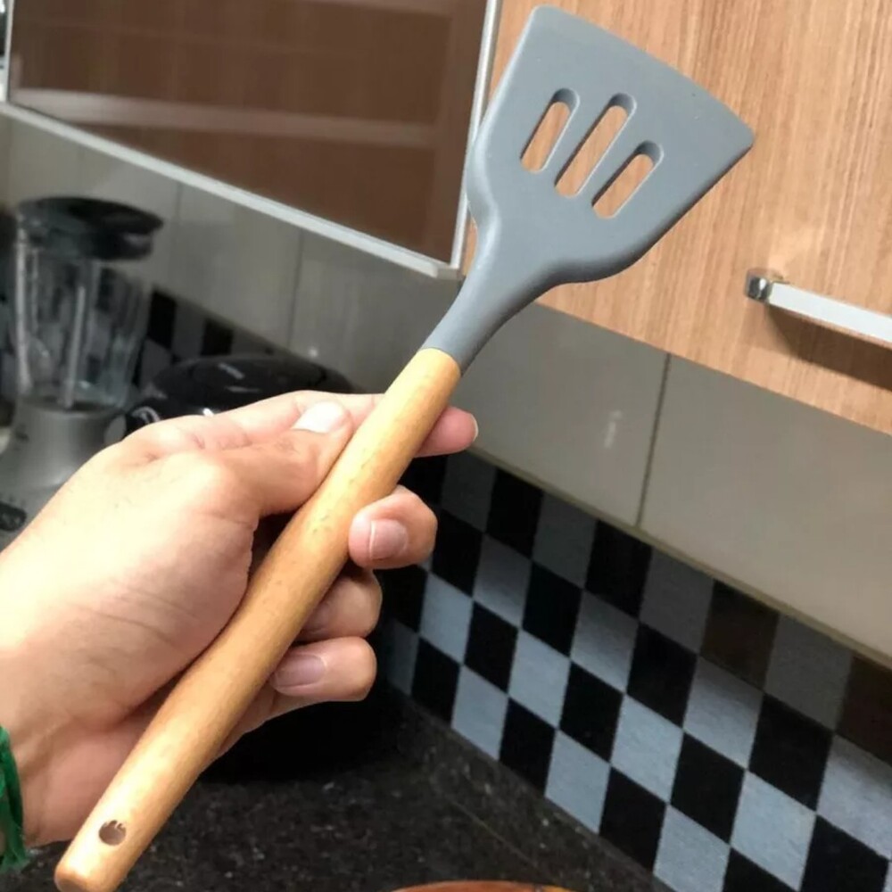 Espátula Silicone Cabo de Madeira Cinza Vazada para Frituras 31cm