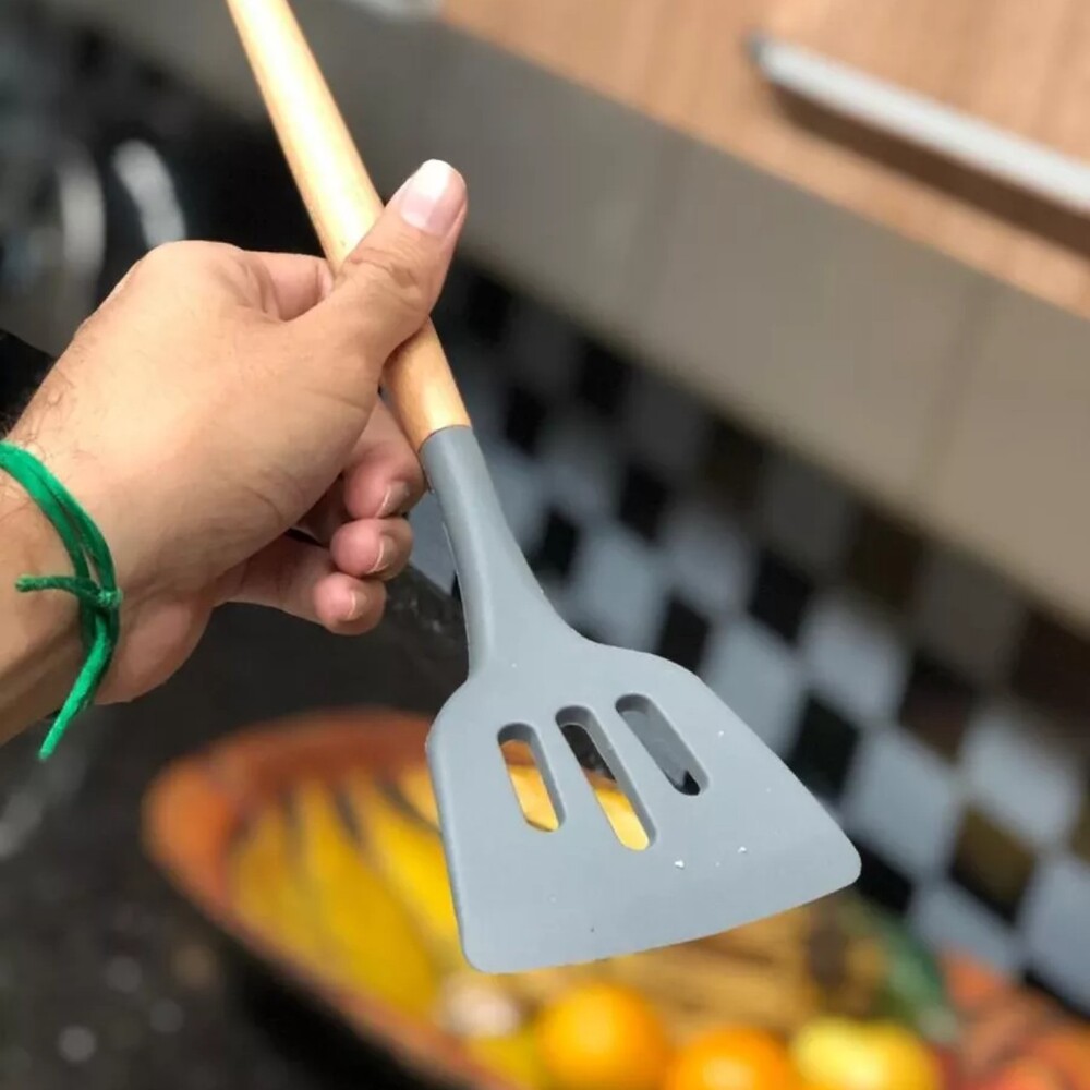 Espátula Silicone Cabo de Madeira Cinza Vazada para Frituras 31cm