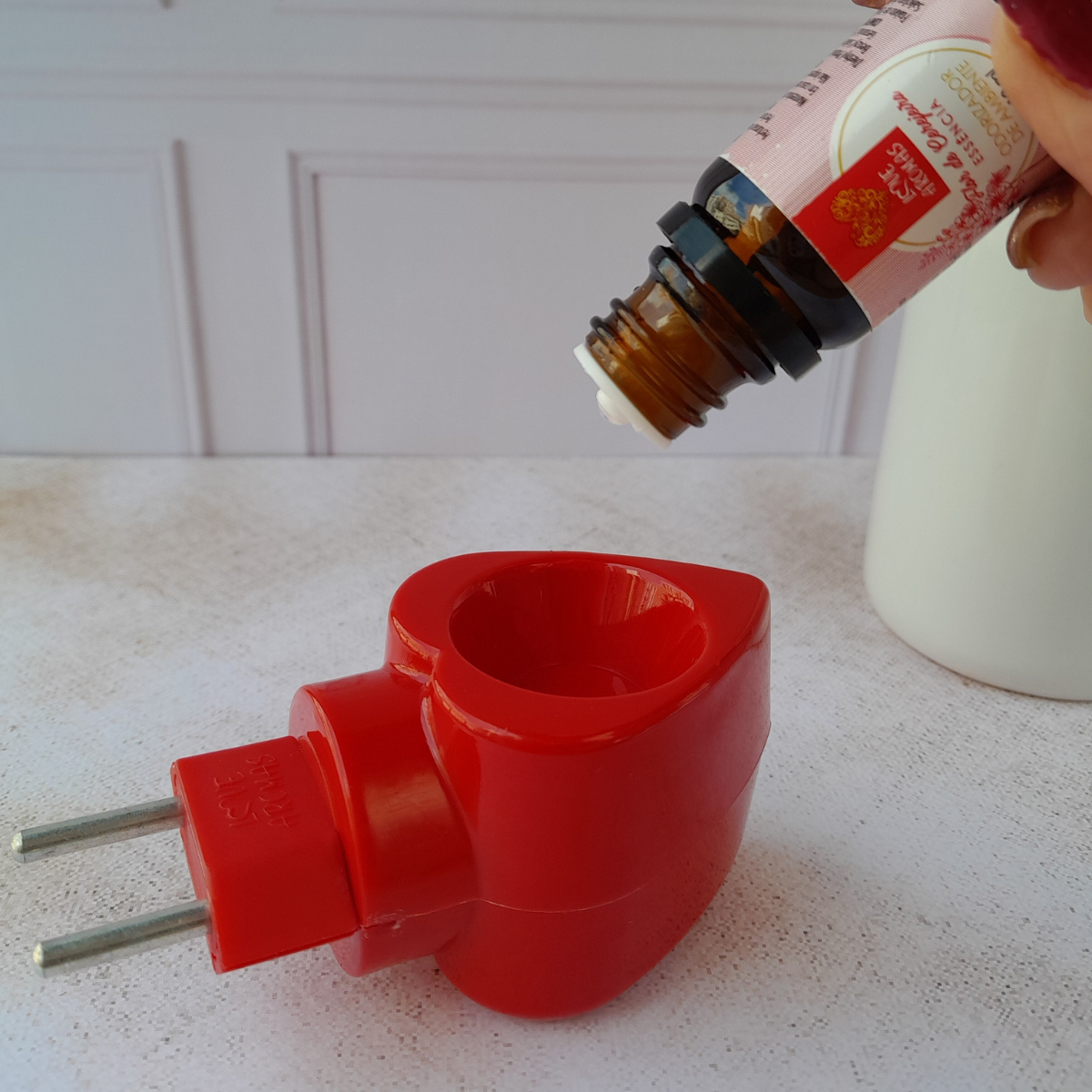Aromatizador Difusor Elétrico de Essências Love Aromas Bivolt Vermelho