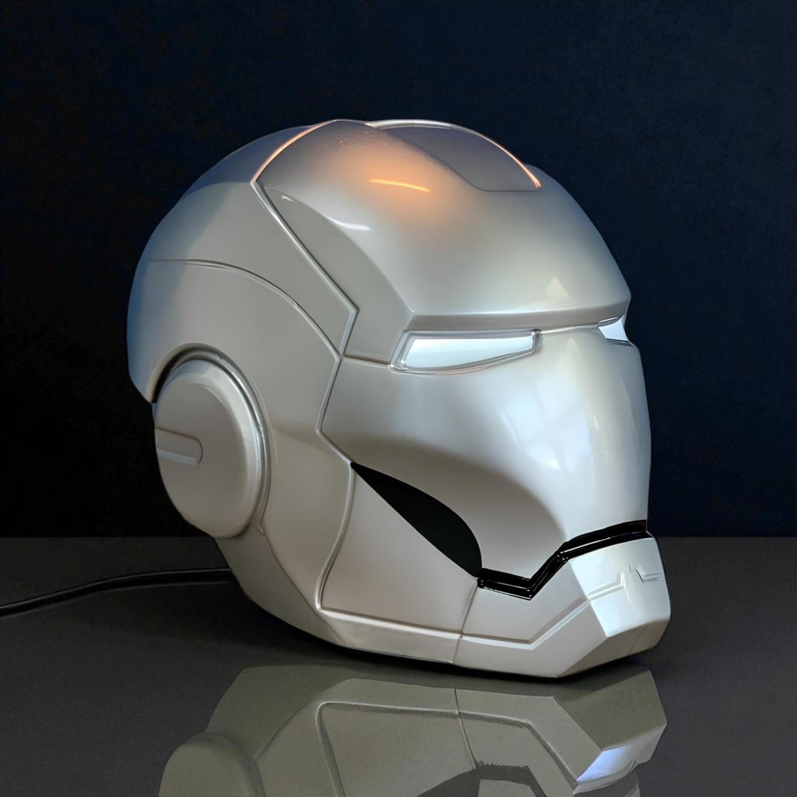 Luminária de Mesa Capacete Homem de Ferro Laqueado Cromo