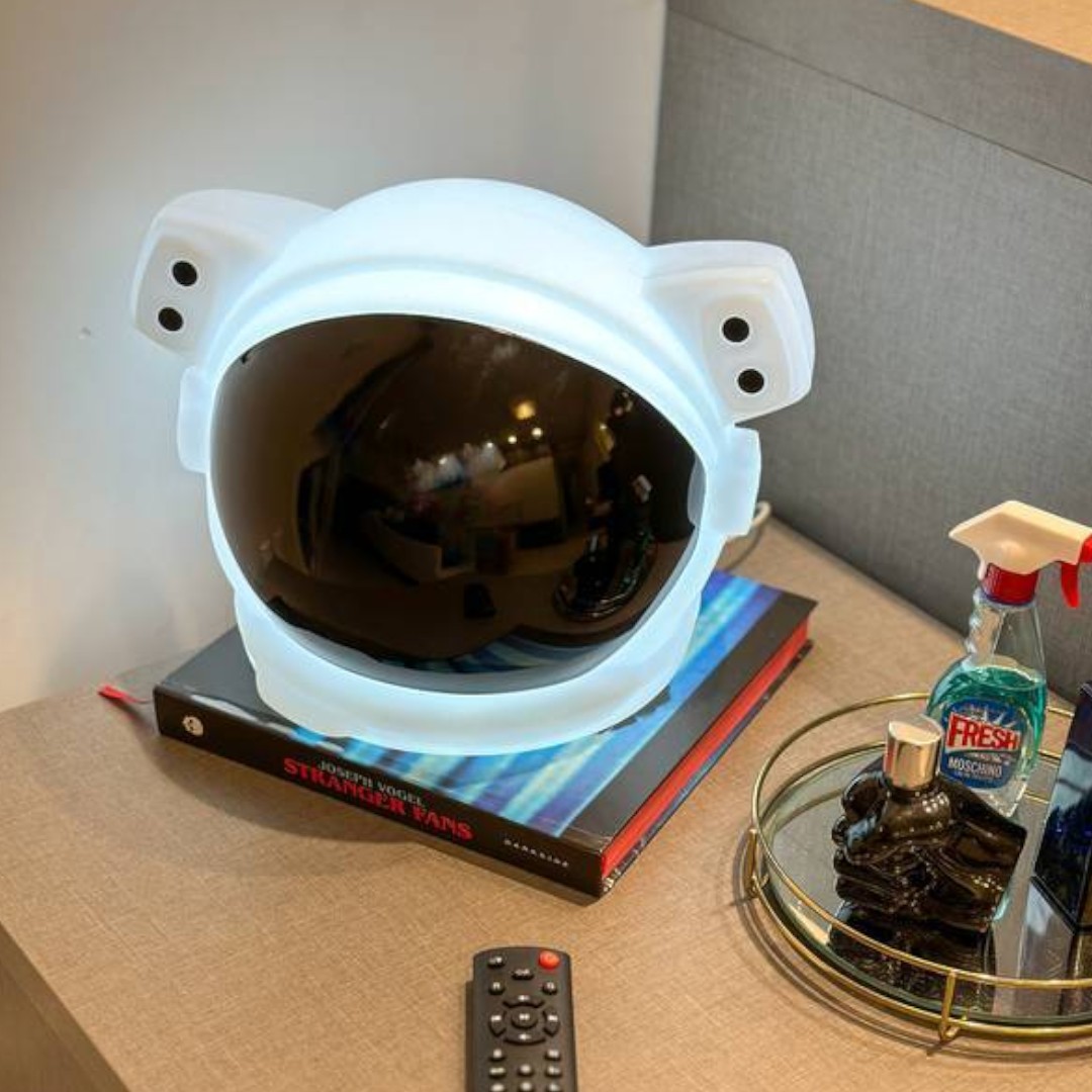Luminária Capacete de Astronauta 3D Decoração Criativa Bivolt
